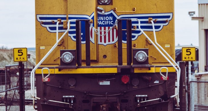 yellow-train-on-railway-981306.jpg